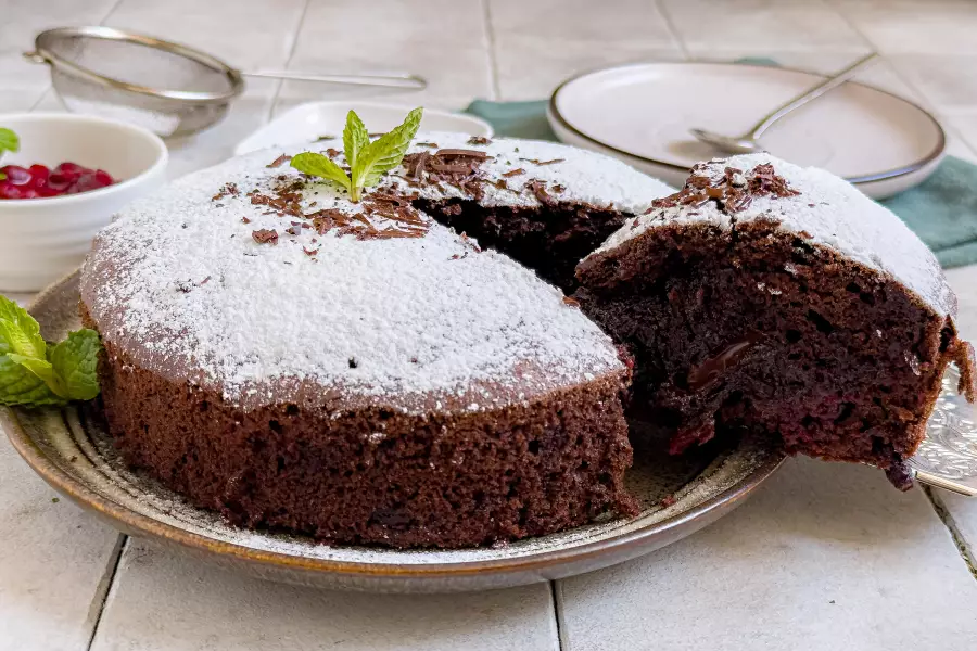 Готовое блюдо шоколадный пирог с вишней