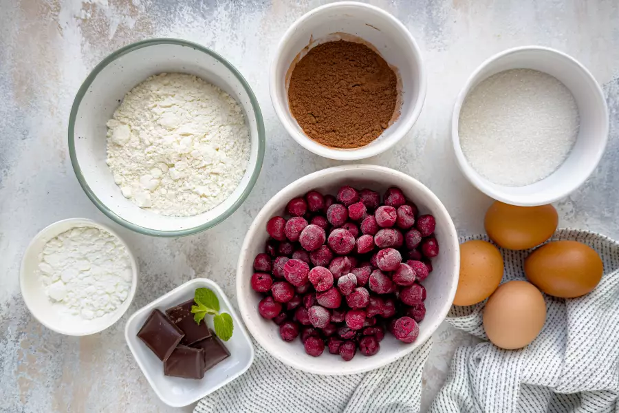 Ингредиенты для рецепта шоколадный пирог с вишней