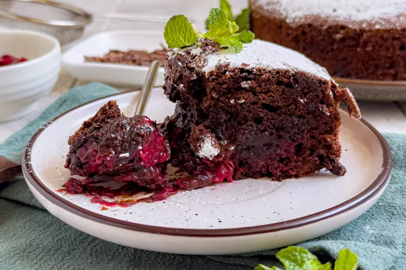 Шоколадный пирог с вишней