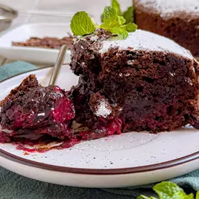 Шоколадный пирог с вишней