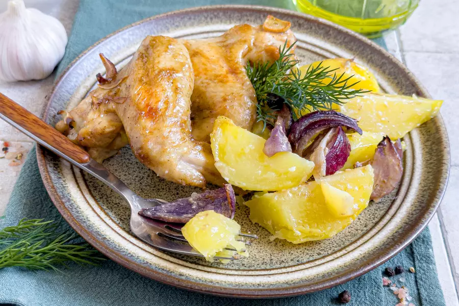 Крылышки с картошкой в духовке