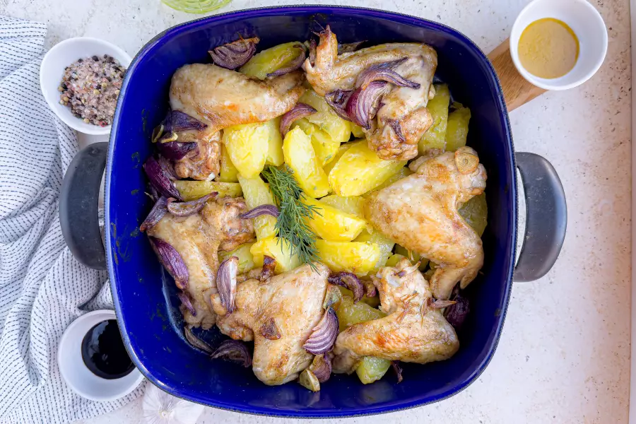 Готовое блюдо крылышки с картошкой в духовке