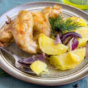 Крылышки с картошкой в духовке