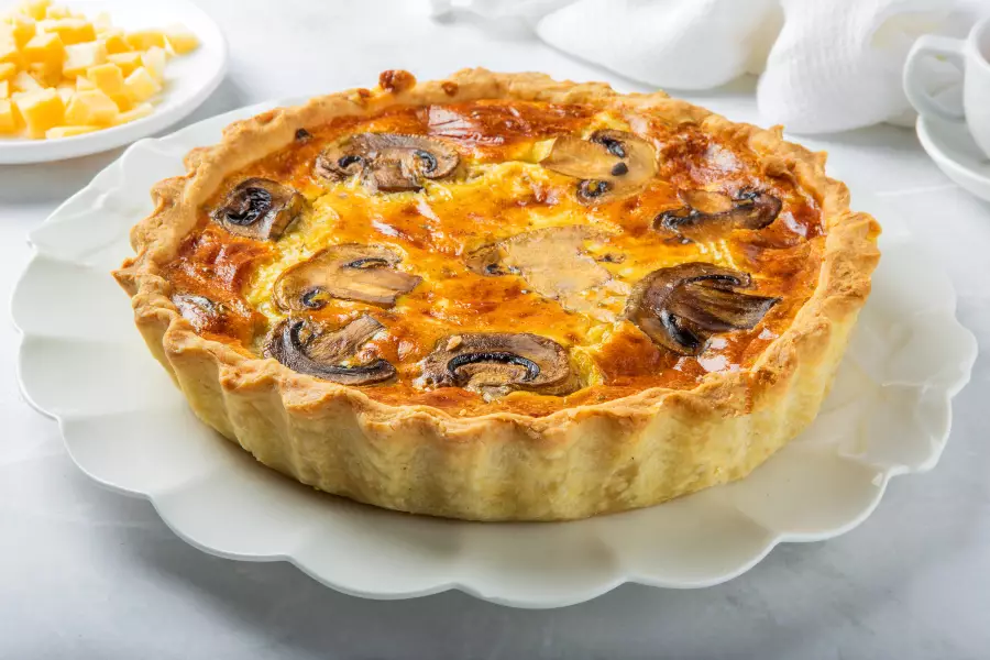 Готовое блюдо киш с грибами и сыром