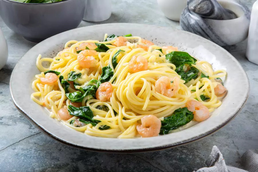 Паста с креветками и шпинатом