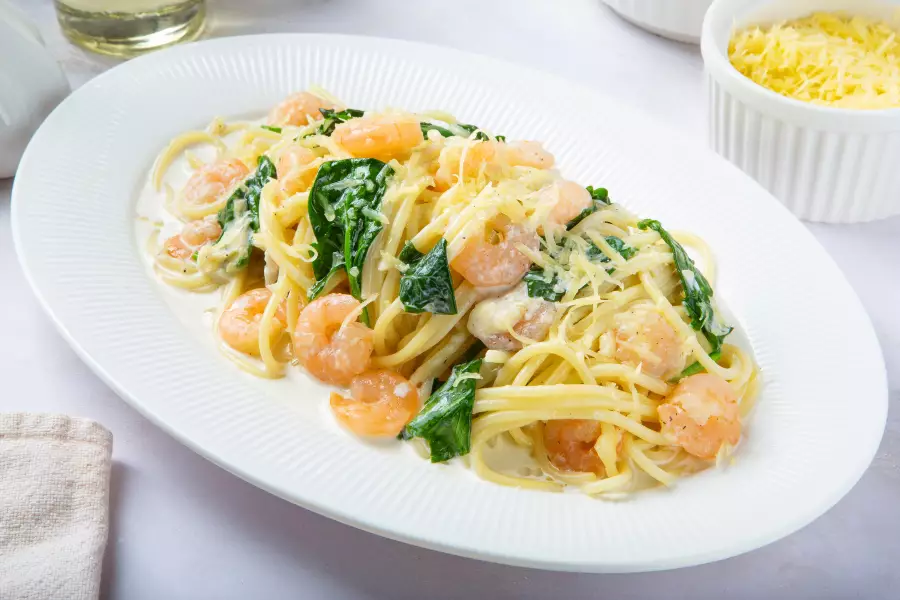 Готовое блюдо паста с креветками и шпинатом