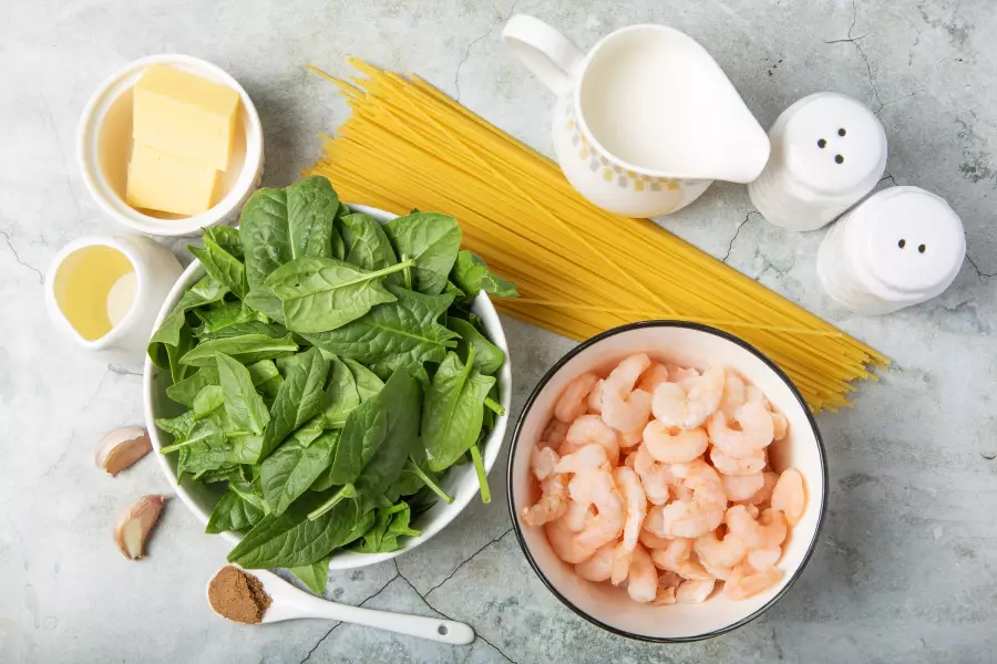 Ингредиенты для рецепта паста с креветками и шпинатом