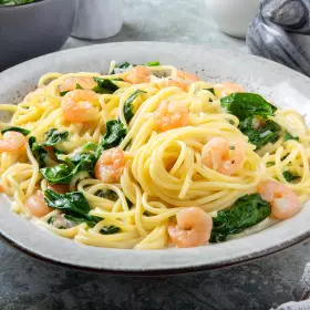 Паста с креветками и шпинатом