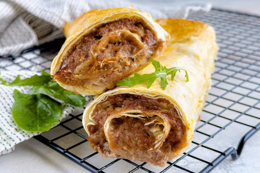 Готовое блюдо лаваш с фаршем в духовке