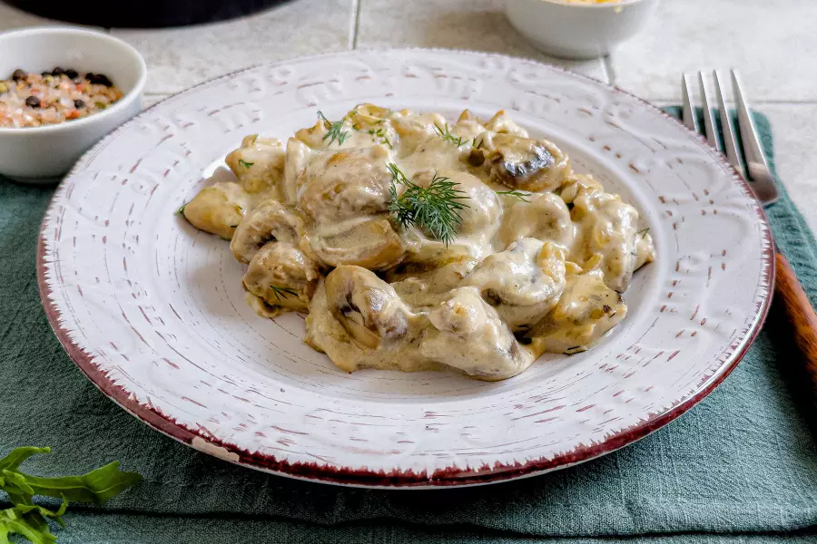 Жульен с грибами на сковороде