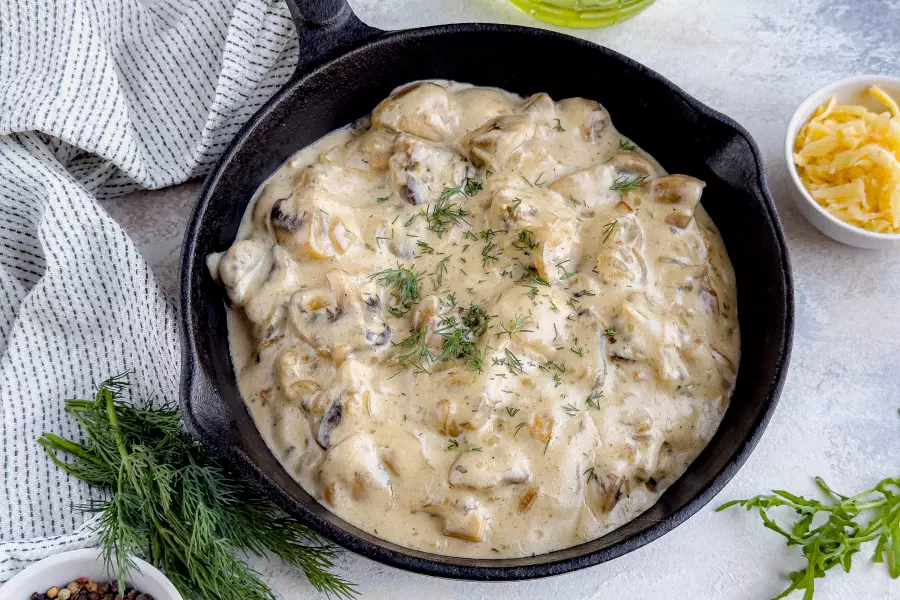 Готовое блюдо жульен с грибами на сковороде