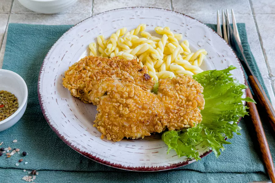 Курица в панировке на сковороде