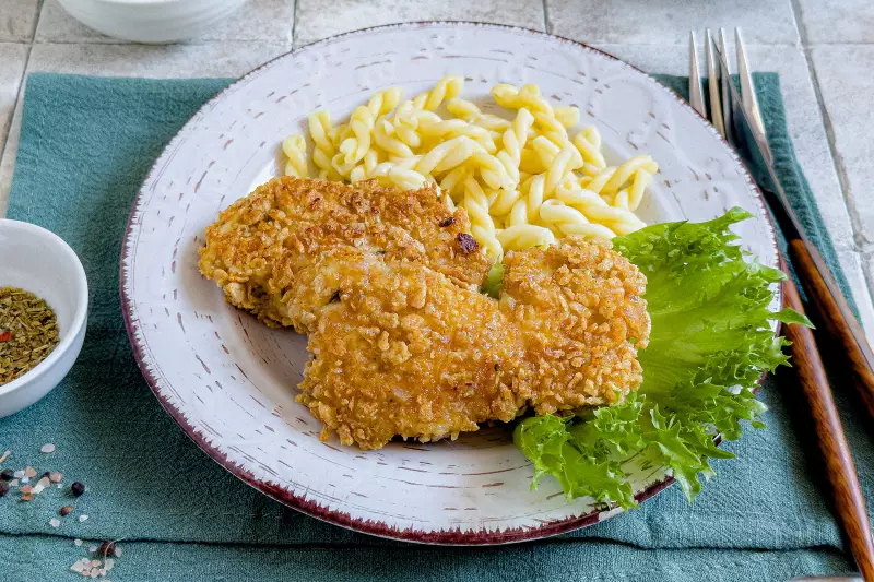 Курица в панировке на сковороде