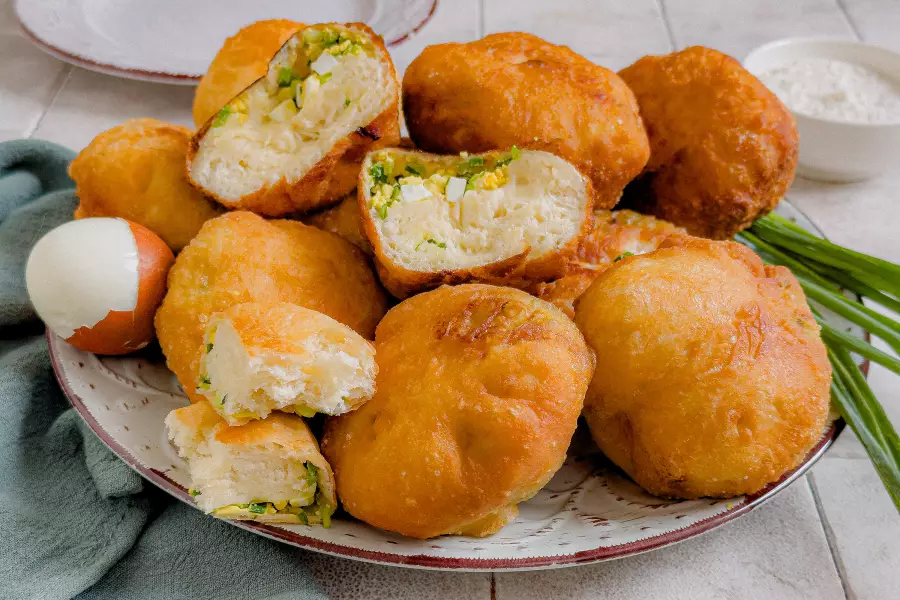 Пирожки с яйцом и луком