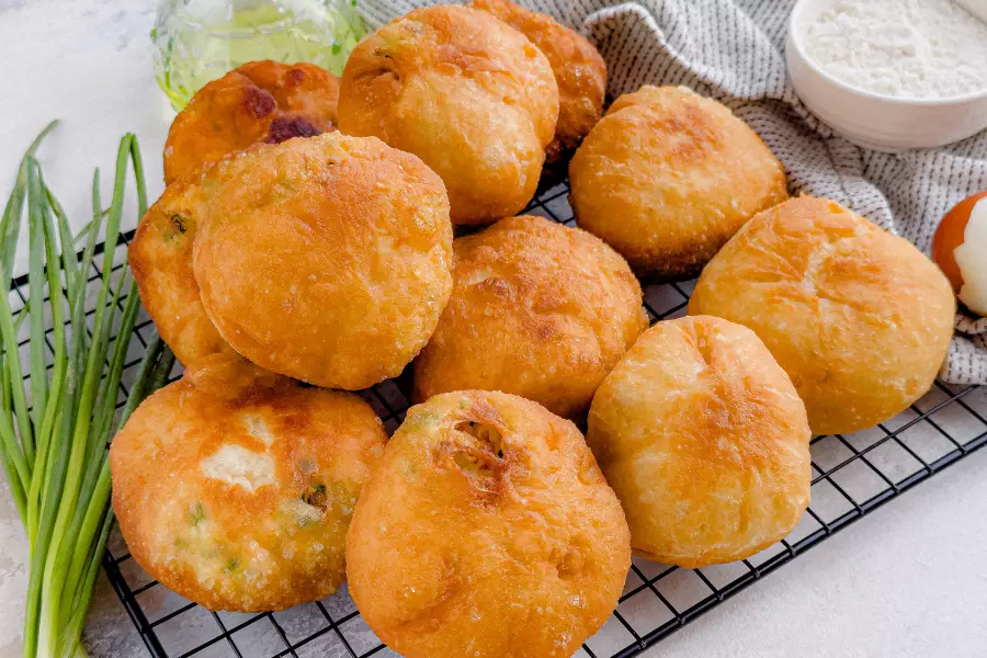 Готовое блюдо пирожки с яйцом и луком