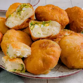 Пирожки с яйцом и луком