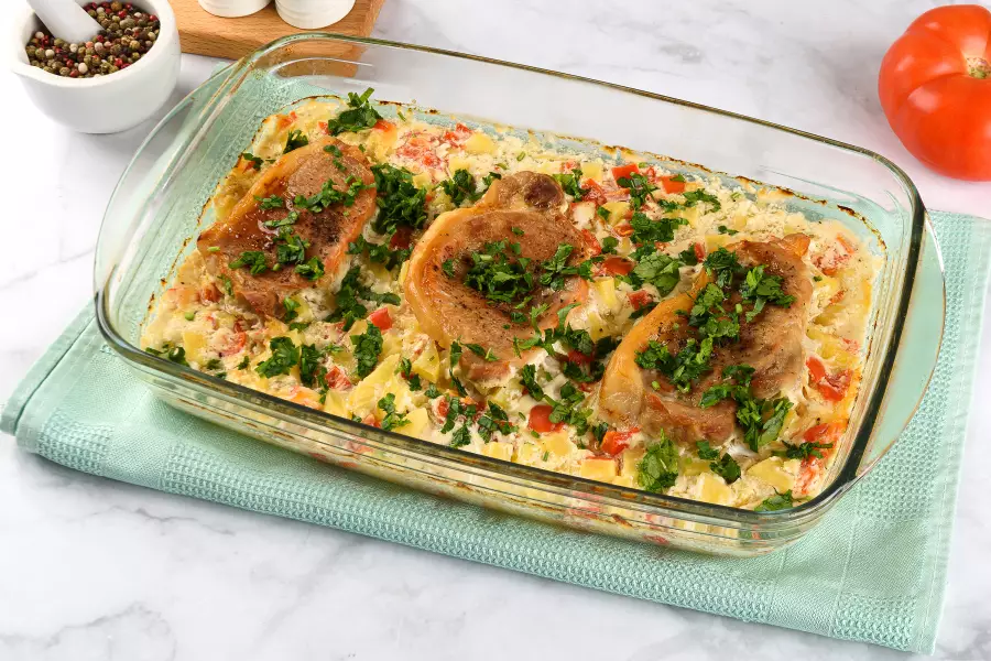 Готовое блюдо свинина с картошкой в духовке