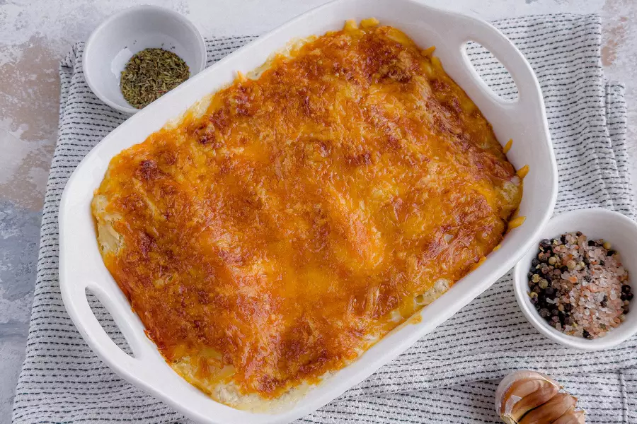 Готовое блюдо каннеллони с фаршем в духовке