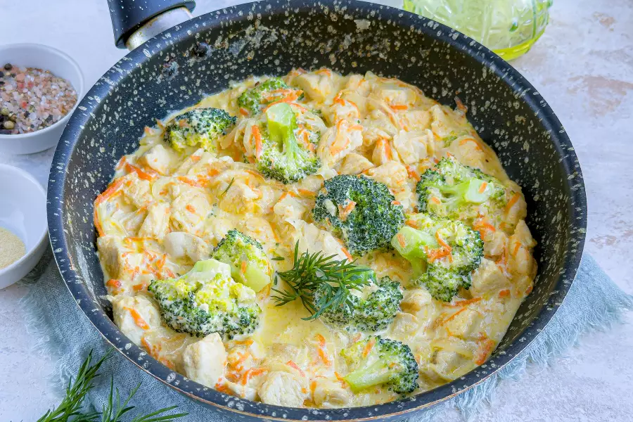 Готовое блюдо курица с брокколи в сливочном соусе