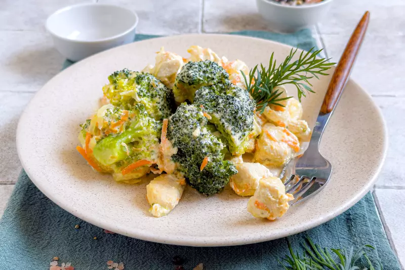 Курица с брокколи в сливочном соусе