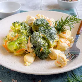 Курица с брокколи в сливочном соусе