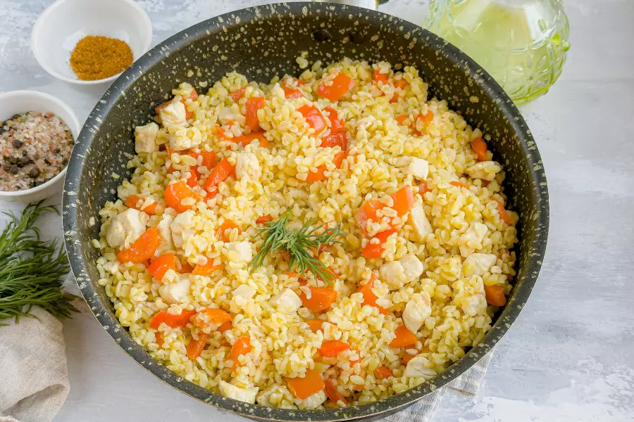 Готовое блюдо булгур с курицей и овощами