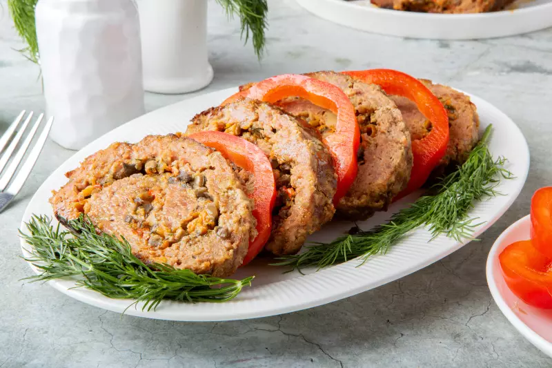 Рулет из фарша с грибами
