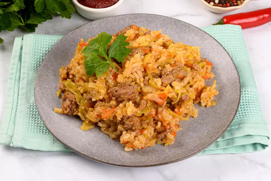 Капуста с фаршем и рисом