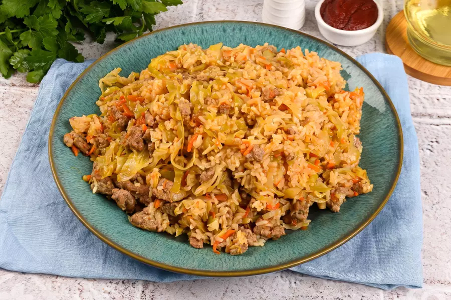 Готовое блюдо капуста с фаршем и рисом