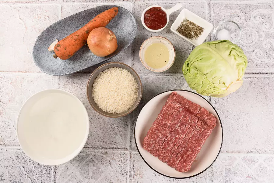 Ингредиенты для рецепта капуста с фаршем и рисом