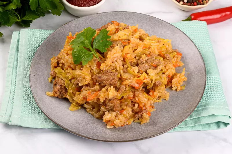 Капуста с фаршем и рисом