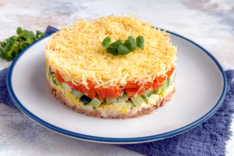 Салат с горбушей и яйцом