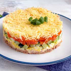 Салат с горбушей и яйцом