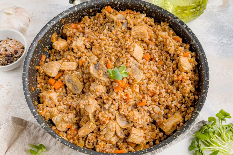 Готовое блюдо гречка по-купечески с грибами