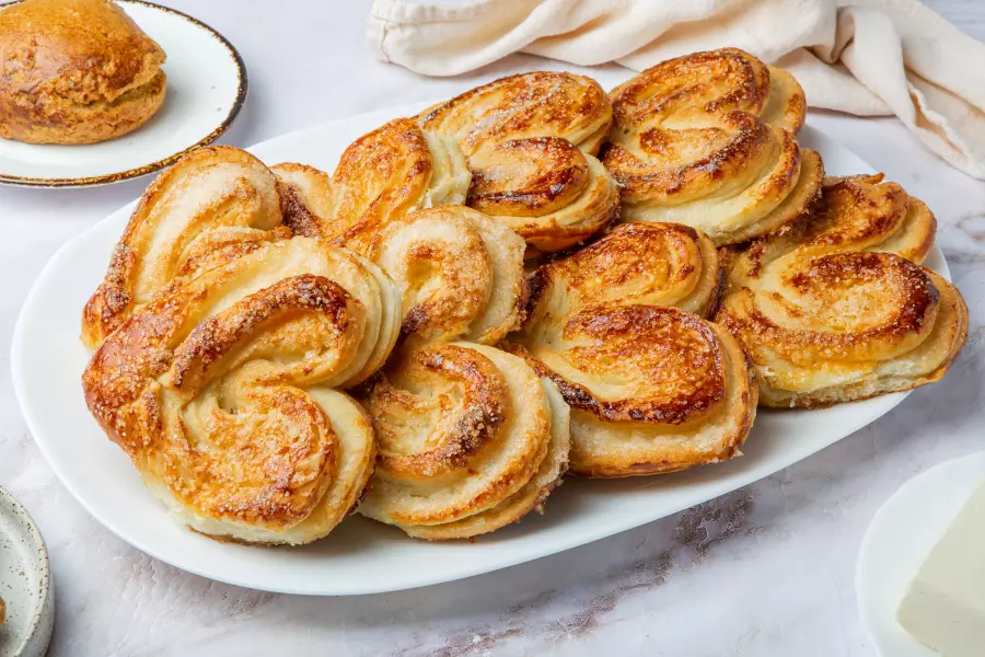 Плюшки с сахаром на молоке