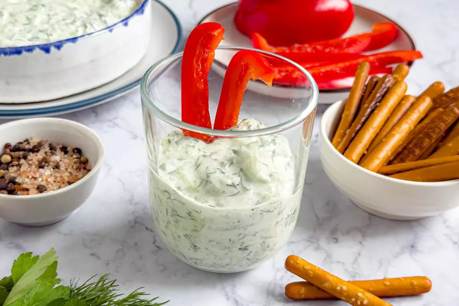 Готовое блюдо соус с огурцом и чесноком