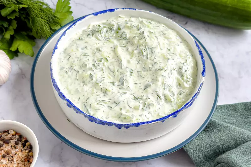 Соус с огурцом и чесноком