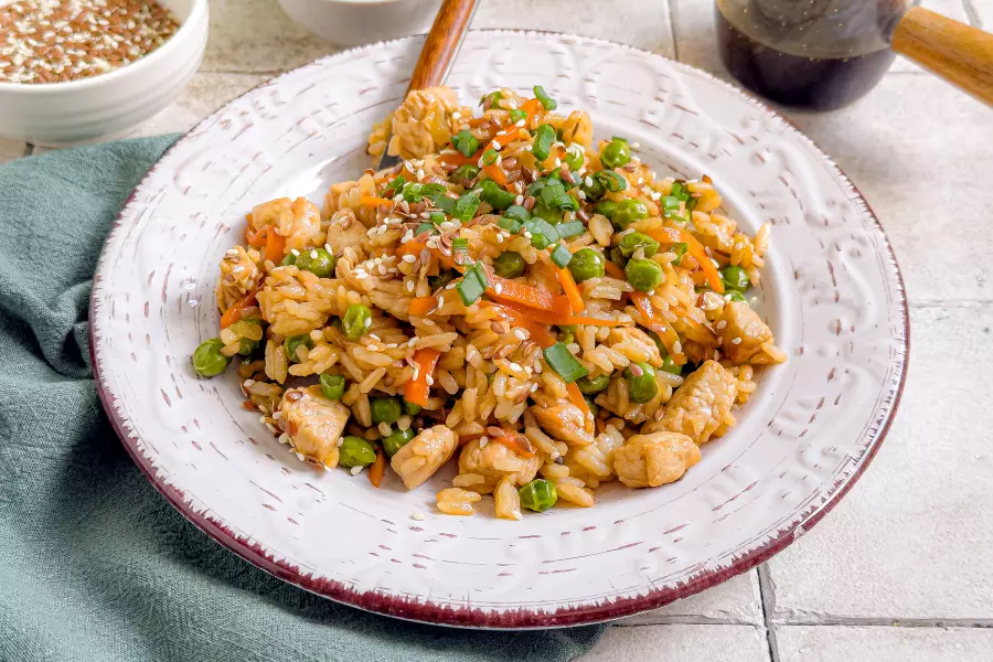 Жареный рис с курицей