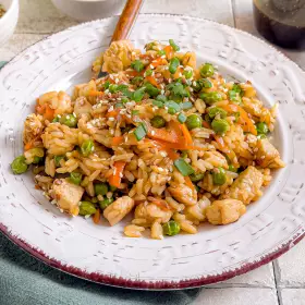 Жареный рис с курицей