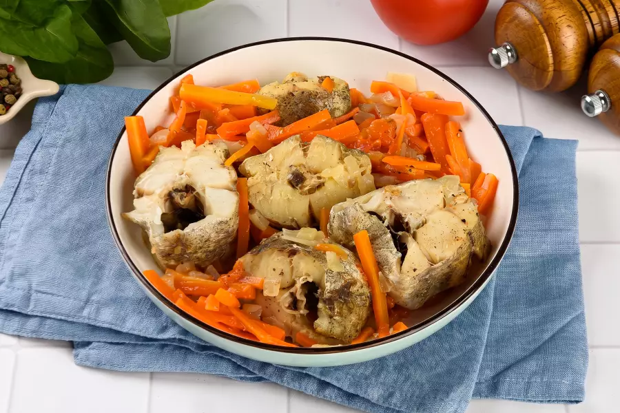 Тушёный минтай с луком и морковью