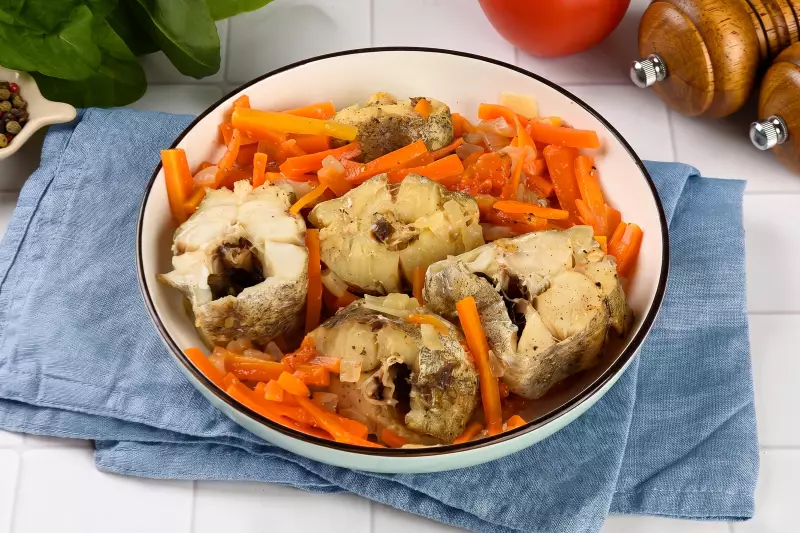 Тушёный минтай с луком и морковью