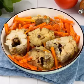 Тушёный минтай с луком и морковью