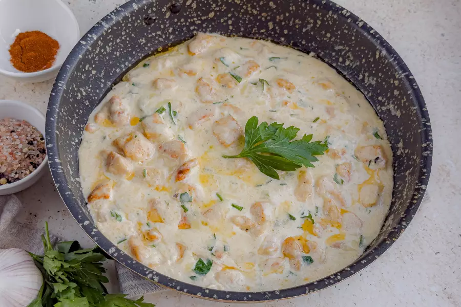 Готовое блюдо курица в сливочном соусе