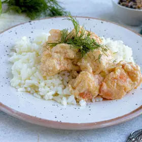 Креветки в сливочном соусе с сыром