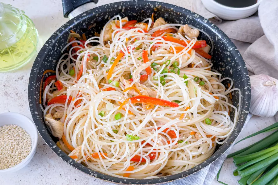 Готовое блюдо рисовая лапша с курицей