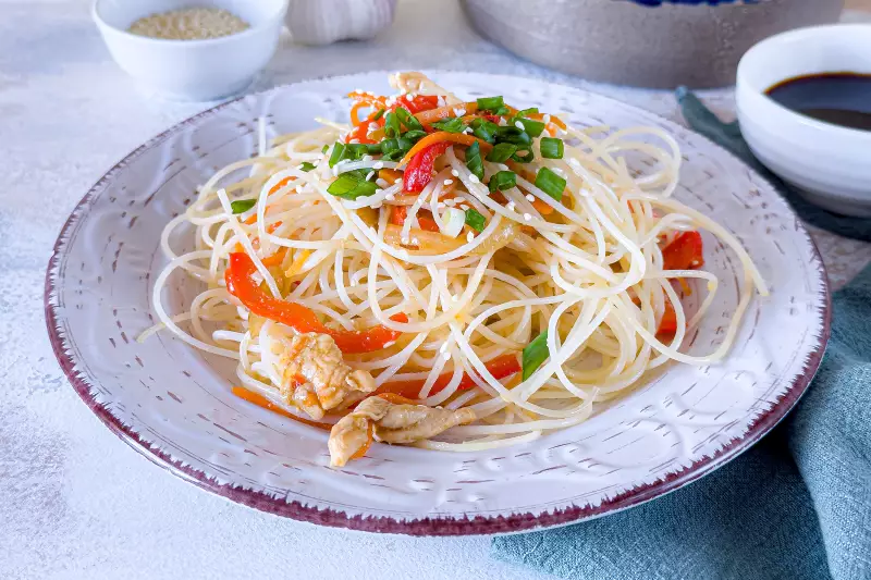 Рисовая лапша с курицей