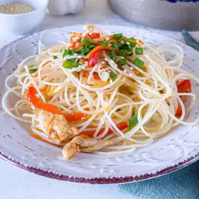 Рисовая лапша с курицей