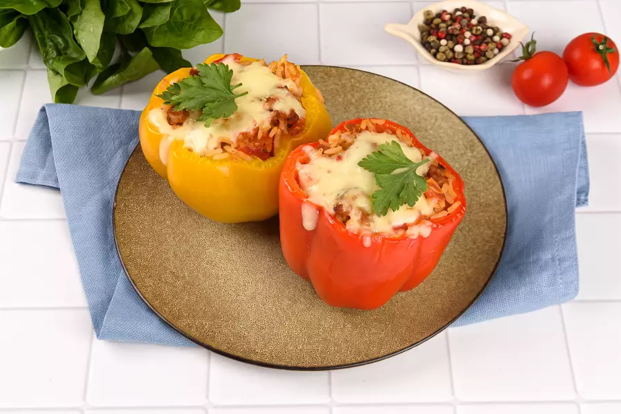 Готовое блюдо перцы в духовке с фаршем и сыром