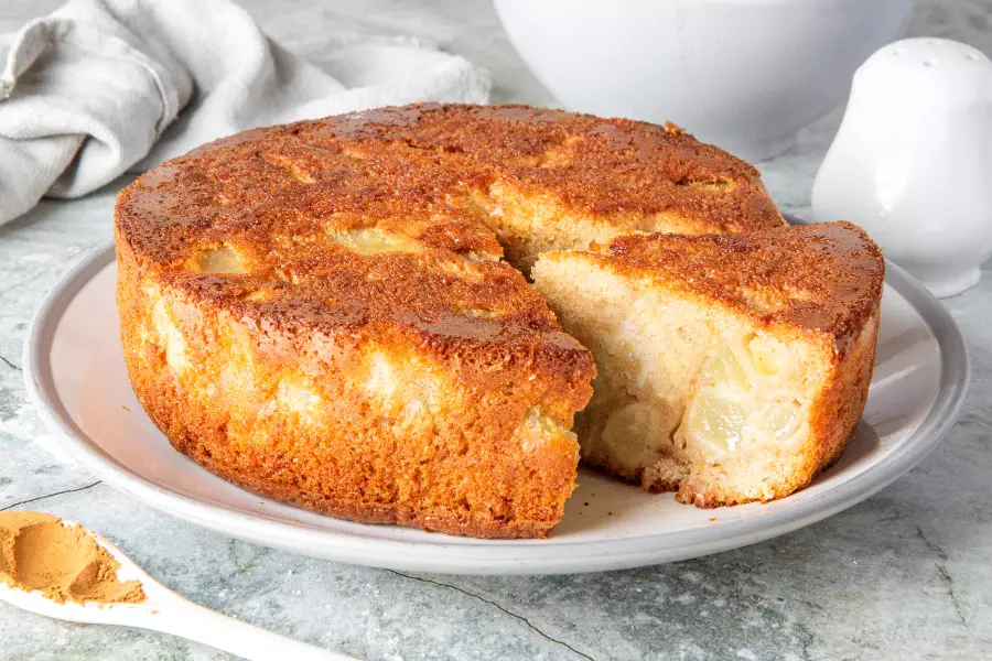 Шарлотка с грушей