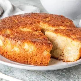 Шарлотка с грушей